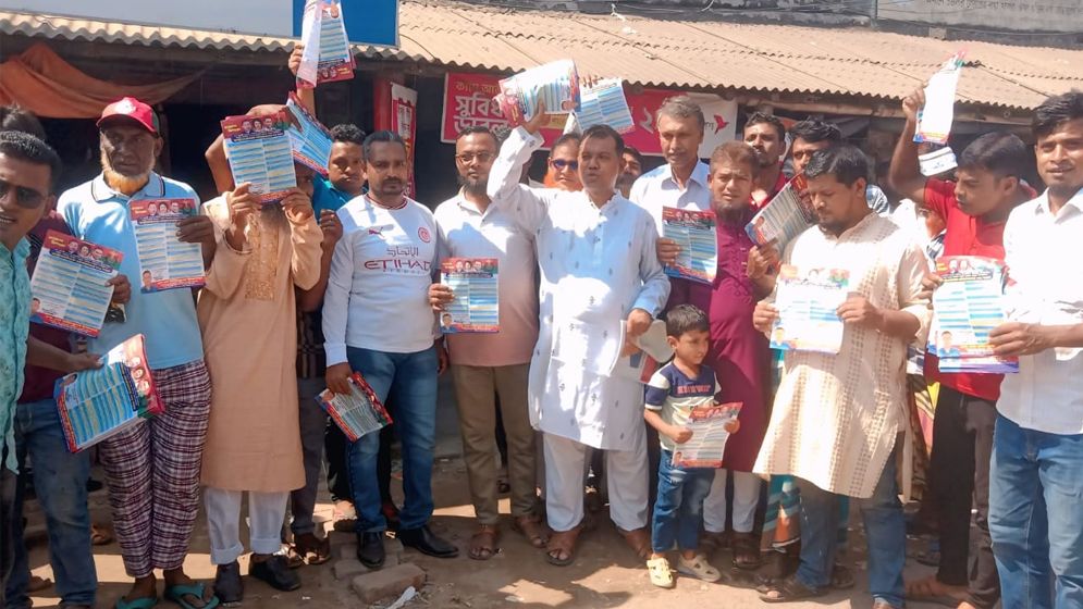 পাইকগাছায় বিএনপি নেতা রফিকের লিফলেট বিতরণ ও গনসংযোগ