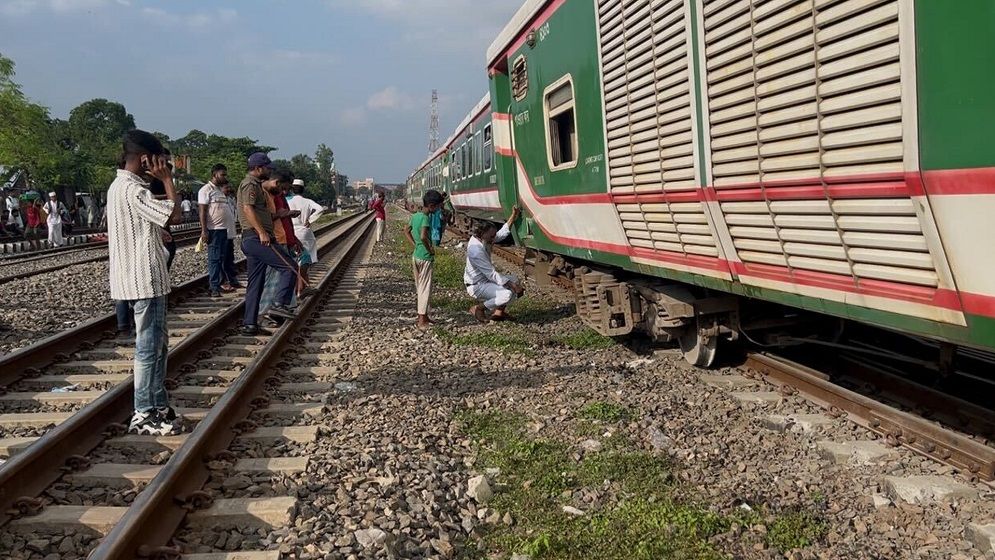 গাজীপুরে মোহনগঞ্জ এক্সপ্রেসের বগি লাইনচ্যুত, ট্রেন চলাচল বন্ধ