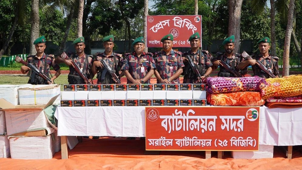 ব্রাহ্মণবাড়িয়ায় ১২ কোটি টাকার মোবাইলফোনের ডিসপ্লে ও কম্বল জব্দ