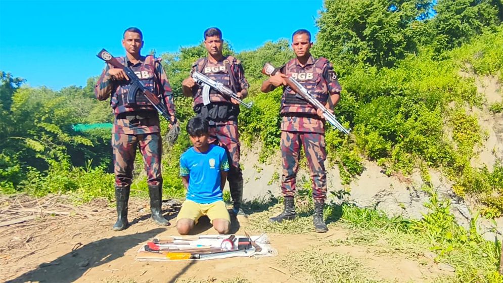 টেকনাফে অস্ত্রসহ মানবপাচারকারী আটক ১ , উদ্ধার ৬