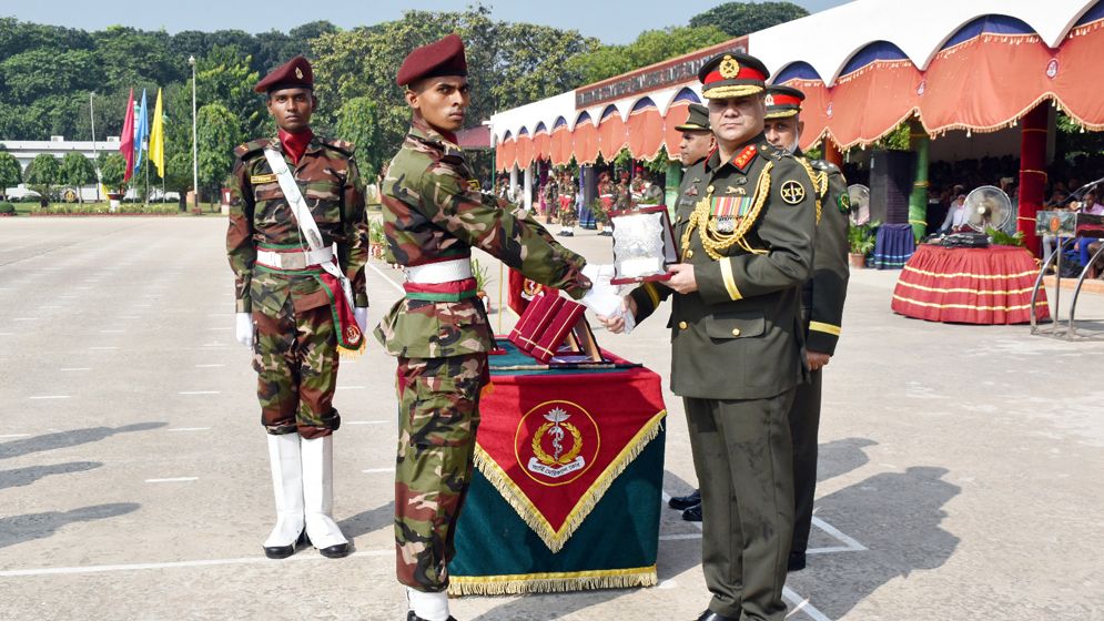 ইস্ট বেঙ্গল রেজিমেন্ট ও আর্মার্ড কোরের রিক্রুট ব্যাচ কুচকাওয়াজ অনুষ্ঠিত