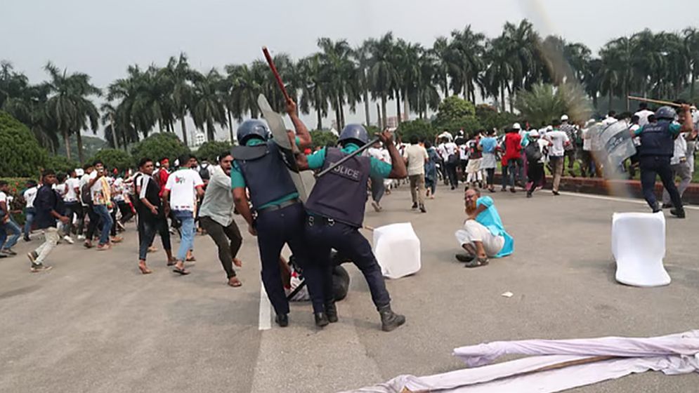 ‘জুলাই সনদ’ অনুষ্ঠান ঘিরে সংঘর্ষ, ৯০০ জনের বিরুদ্ধে মামলা