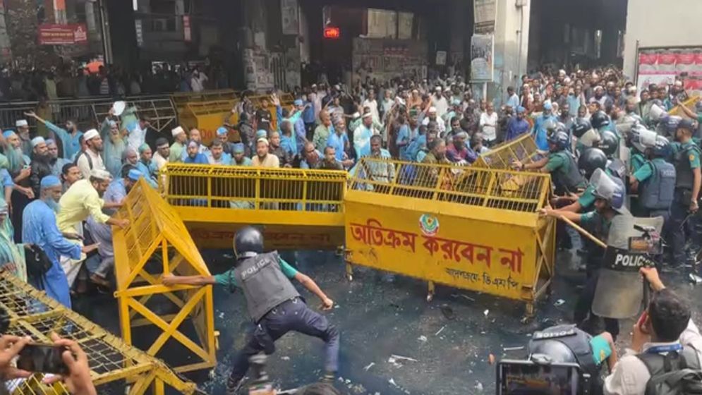 ইবতেদায়ি শিক্ষকদের মিছিল ছত্রভঙ্গ করে দিল পুলিশ