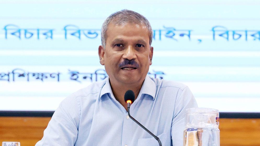 আমরা কীভাবে কী করব, বুঝতে পারছি না: আইন উপদেষ্টা