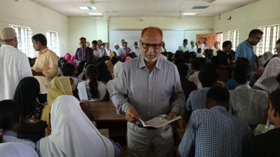 তাড়াশে জিন্দানী কলেজে বিএনপি নেতার লিফলেট বিতরণ
