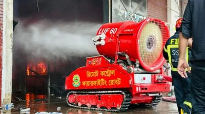 রোবট আগুন নেভাতে কাজ করছে