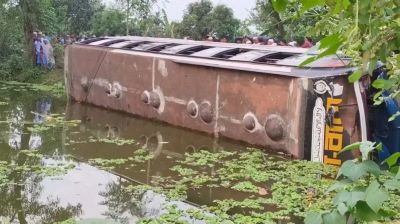 কিশোরগঞ্জে যাত্রীবাহী বাস নিয়ন্ত্রণ হারিয়ে বিদ্যুতের খুঁটিতে ধাক্কা, আহত ১৯