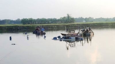 ব্রাহ্মণপাড়ায় কৃষিজমি থেকে অবৈধ মাটি উত্তোলন বন্ধে প্রশাসনের অভিযান