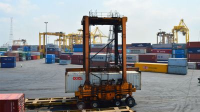 চট্টগ্রাম বন্দরে ভারী গাড়ির প্রবেশফি বাড়ায় ট্রেইলার চলাচল বন্ধ