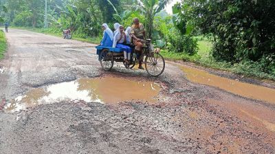 গাংনীর প্রধান সড়কগুলো খানাখন্দে ভরা, বৃষ্টিতে দুর্ভোগ বাড়ে