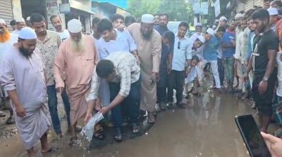 দেবিদ্বারে সড়কে মাছের পোনা ছেড়ে হাসনাত আবদুল্লাহর প্রতিবাদ