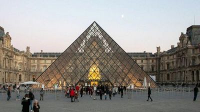 প্যারিসের বিশ্ববিখ্যাত ল্যুভর জাদুঘরে ডাকাতি