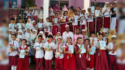 রূপগঞ্জে মেধাবী শিক্ষার্থীদের মাঝে পুরস্কার বিতরণ