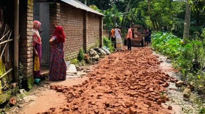 রাজশাহীতে দীর্ঘদিন ডুবে থাকা রাস্তা সংস্কার করে দিলেন বিএনপি নেতা