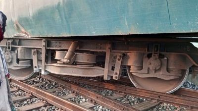 রাজশাহীতে ২ বগি লাইনচ্যুত, ট্রেন চলাচল বন্ধ