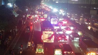 নিকুঞ্জ থেকে বিমানবন্দরমুখী সড়কে গাড়ির জট