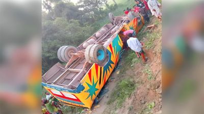 বাস উল্টে নিহত ১, আহত ৩০