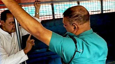 পুলিশের সঙ্গে তর্ক, জেদ করে প্রিজনভ্যানে দাঁড়িয়ে রইলেন ইনু