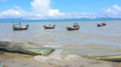 ট্রলারসহ ৭ জেলে ধরে নিয়ে গেল আরাকান আর্মি