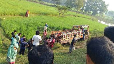 ধামইরহাটে গরুবোঝাই ভটভটি উল্টে দুই ব্যবসায়ী নিহত