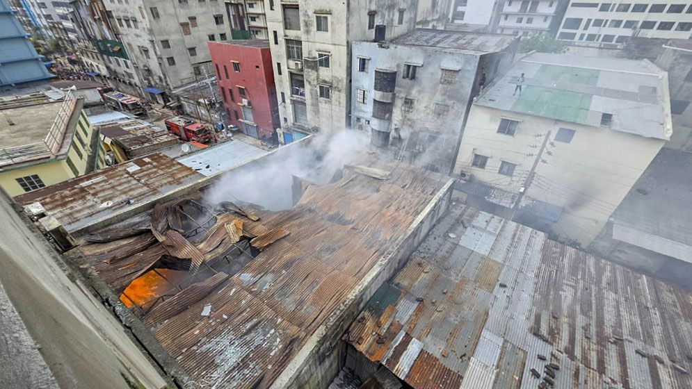 সম্পূর্ণ নেভানো যায়নি মিরপুরের আগুন, এখনও বের হচ্ছে ধোঁয়া