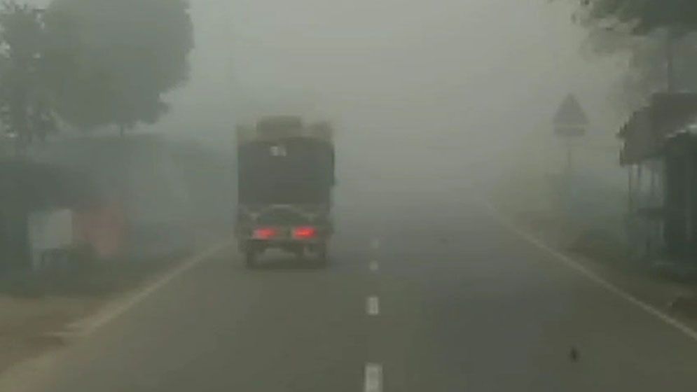 নওগাঁয় হঠাৎ ঘন কুয়াশা, শীতের আগমনী বার্তা