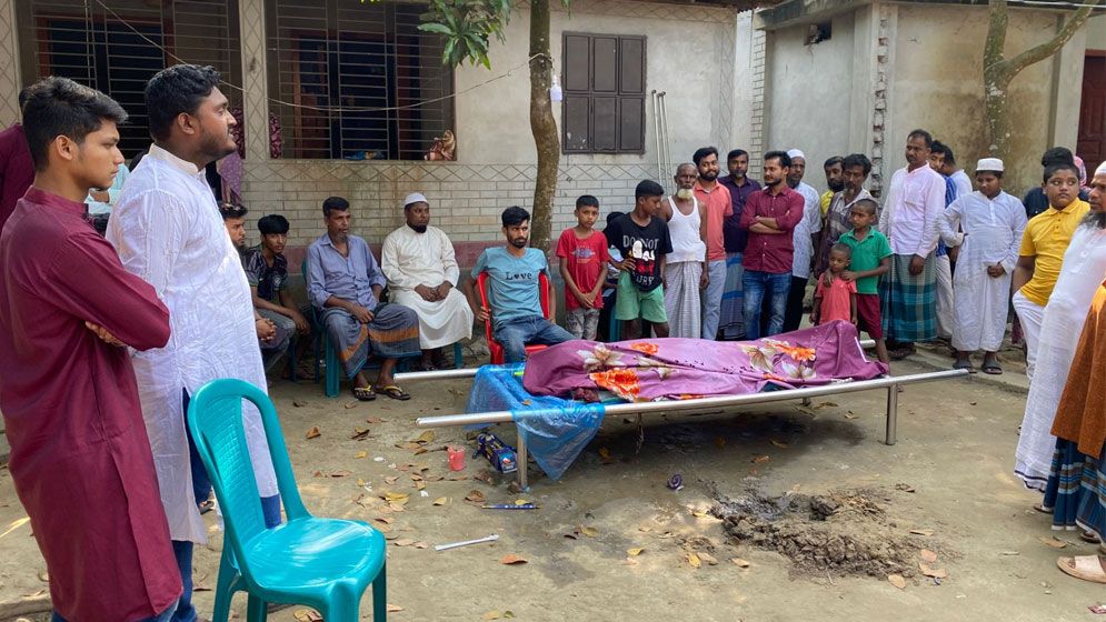 নরসিংদীতে বাসচাপায় অটোচালকসহ তিনজন নিহত