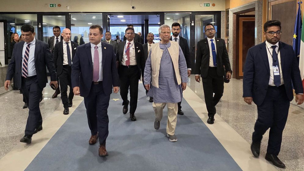 রোম সফর শেষে দেশে ফিরলেন অন্তর্বর্তী সরকারের প্রধান উপদেষ্টা