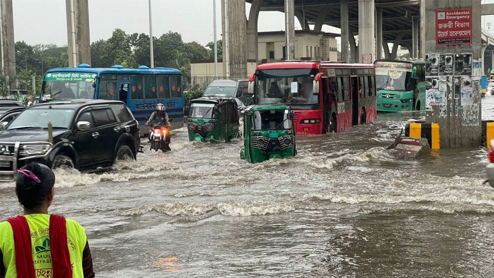 ঢাকায় রাতভর মুষলধারে বৃষ্টি, জলাবদ্ধতায় বিপর্যস্ত নগরজীবন