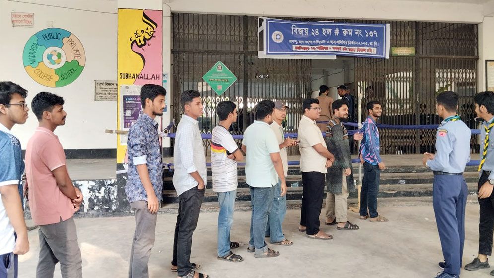 রাকসু নির্বাচনে ভোটগ্রহণ শুরু