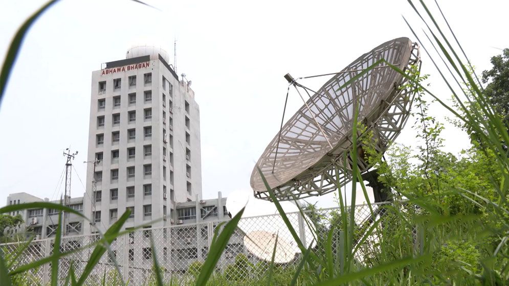 তীব্র রোদে পুড়ছে রাজধানী, আজও শুষ্ক থাকবে ঢাকার আকাশ