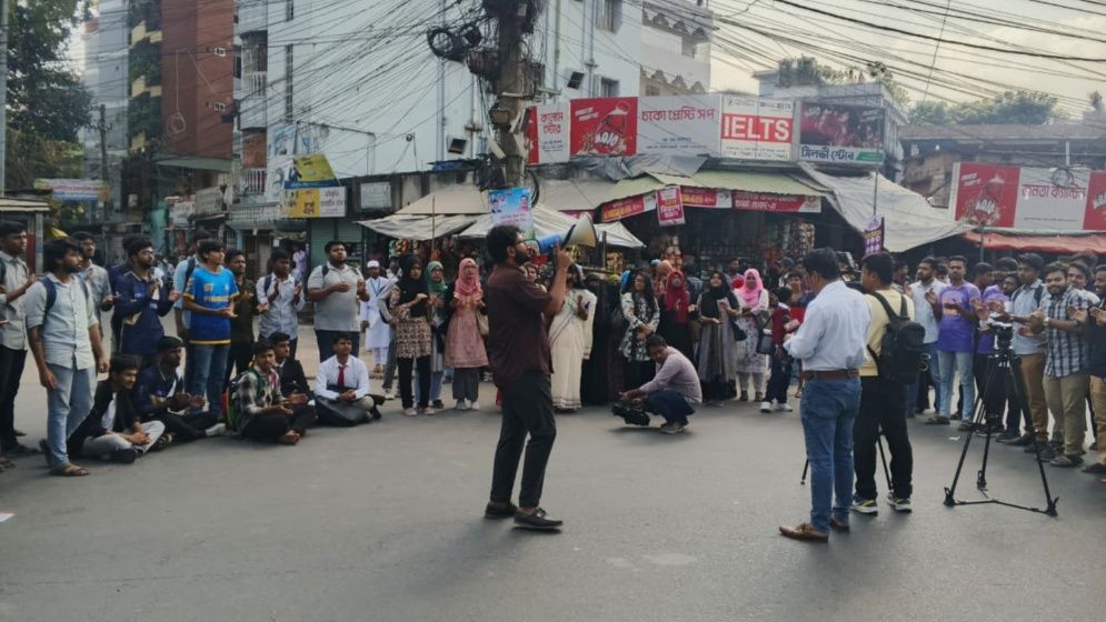 রাজশাহী-নাটোর মহাসড়ক অবরোধ করলেন রাবি শিক্ষার্থীরা