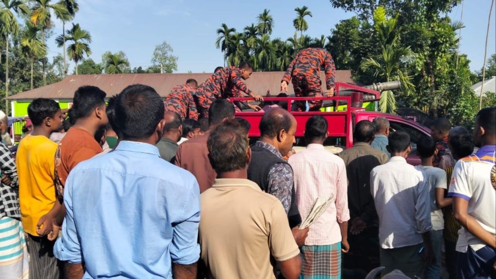 ফায়ার সা‌র্ভি‌সের গা‌ড়িচাল‌কের ঝুলন্ত মরদেহ উদ্ধার