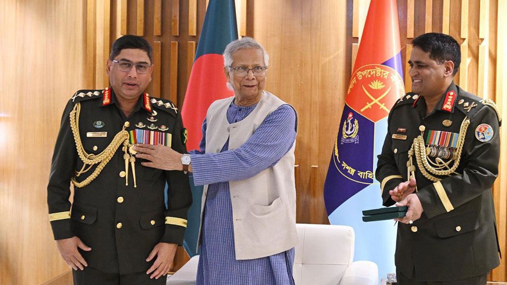 সেনাপ্রধানকে ‘সেনাবাহিনী পদক’ দিলেন প্রধান উপদেষ্টা