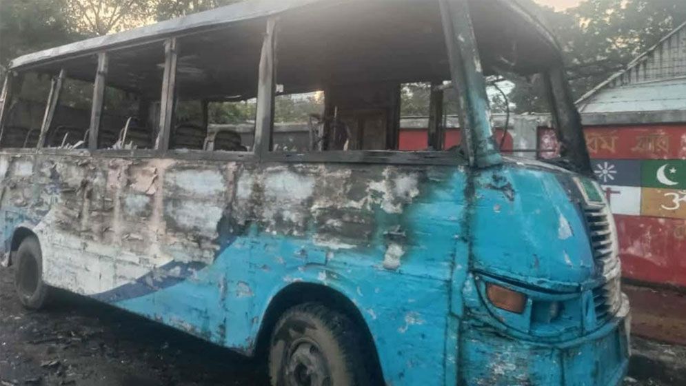 সিদ্ধিরগঞ্জে দাঁড়িয়ে থাকা মিনিবাসে আগুন