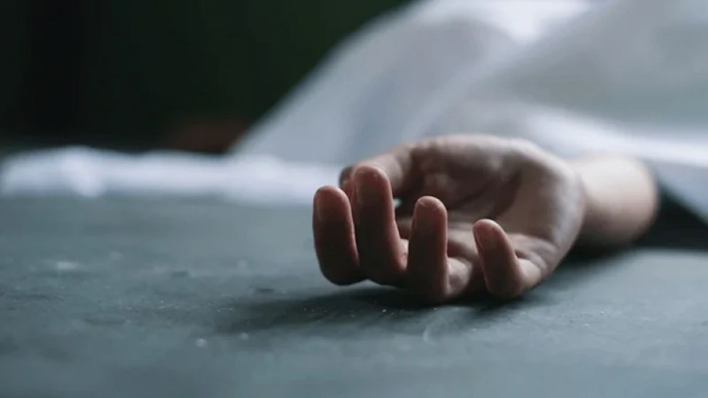 বাড়িতে বেড়াতে এসেছিলেন তরুণী, চার দিন পর তালাবদ্ধ ঘরে মিলল ঝুলন্ত মরদেহ