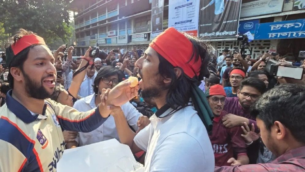 শেখ হাসিনার মৃত্যুদণ্ডের রায়ে টিএসসিতে উল্লাস-মিষ্টি বিতরণ