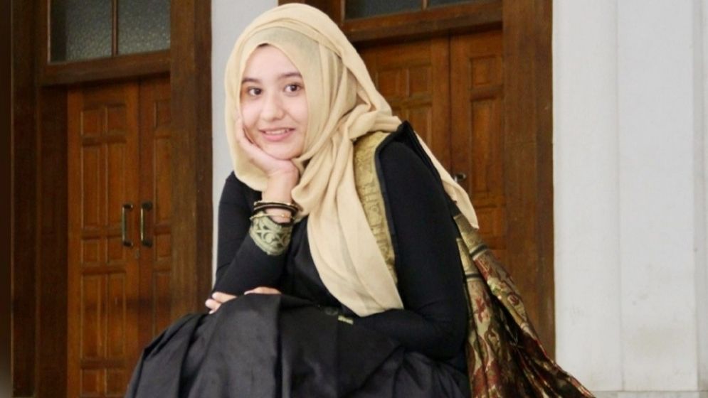 ডাকসু নেত্রীর বাড়িতে আগুন, ককটেল বিস্ফোরণ