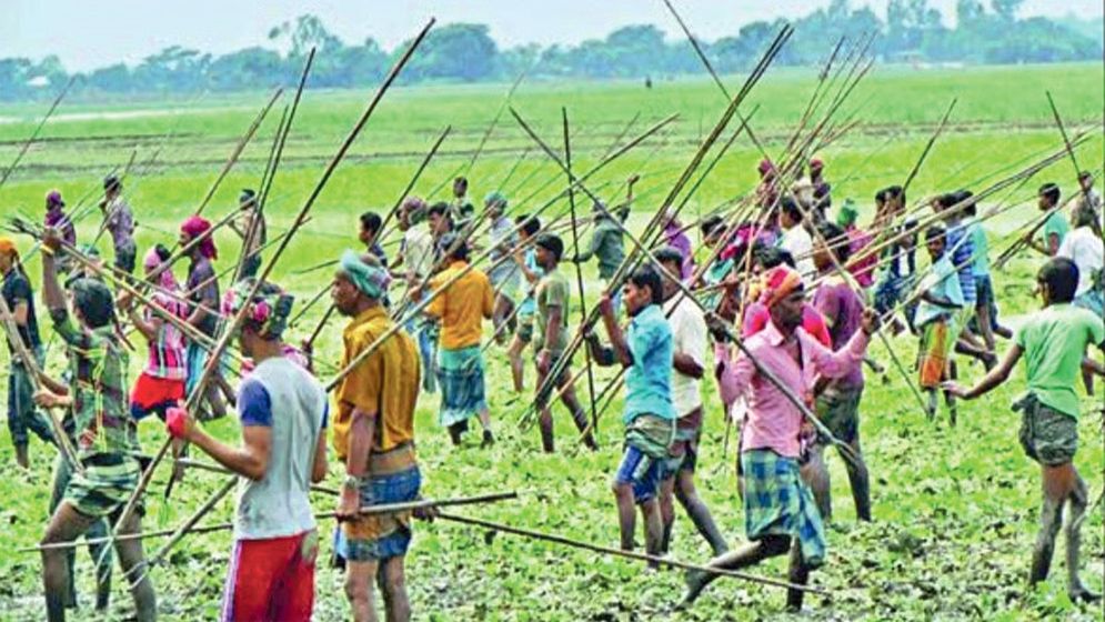 নরসিংদীতে মাইকে ঘোষণা দিয়ে দু’পক্ষের টেঁটাযুদ্ধ