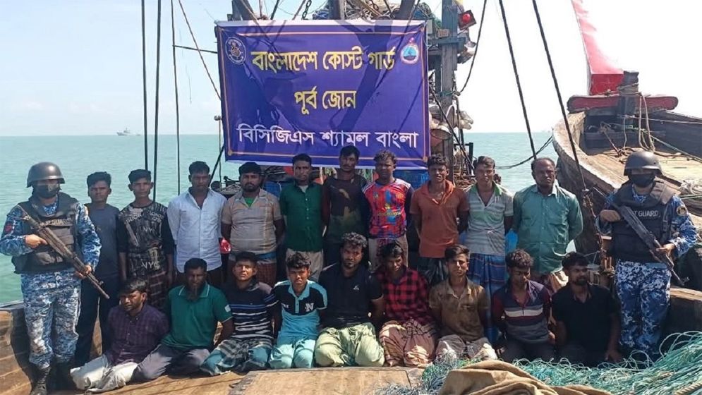 সেন্টমার্টিনে কোস্ট গার্ডের বিশেষ অভিযান: ট্রলিং বোট জব্দ, আটক ১৯ জেলে