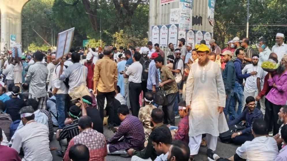 প্রাথমিক শিক্ষকদের অনির্দিষ্টকালের কর্মবিরতি, বেকায়দায় সারাদেশের শিক্ষার্থীরা