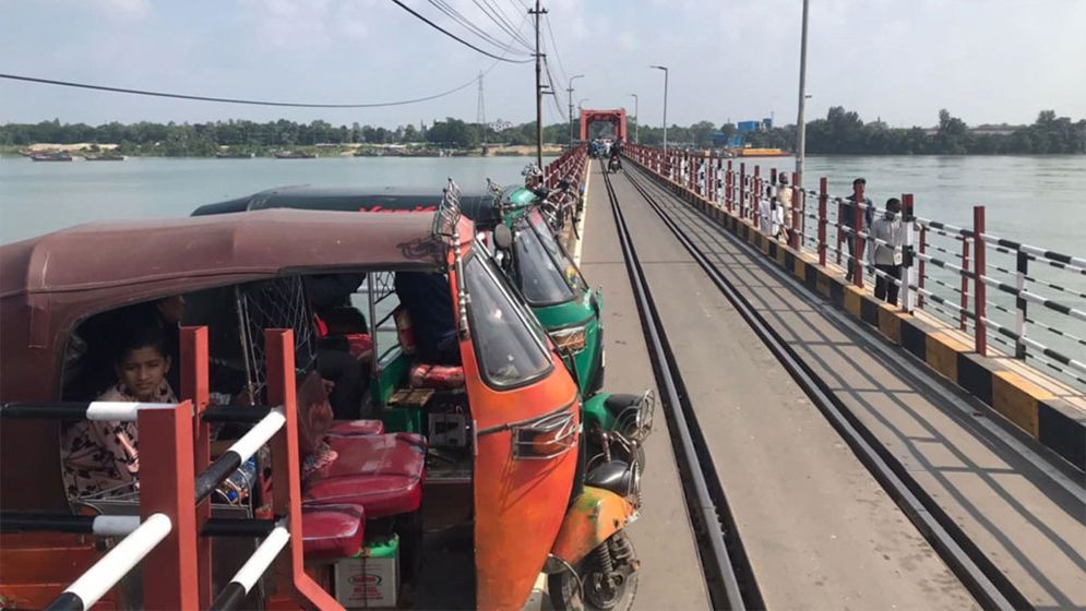 চট্টগ্রামে ট্রেন থেকে পড়ে রেল কর্মকর্তা আহত