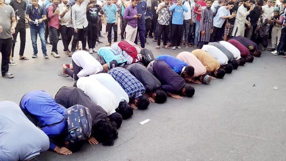 হাসিনার মৃত্যুদণ্ডের রায় শুনেই সেজদায় লুটিয়ে পড়লেন অনেকে