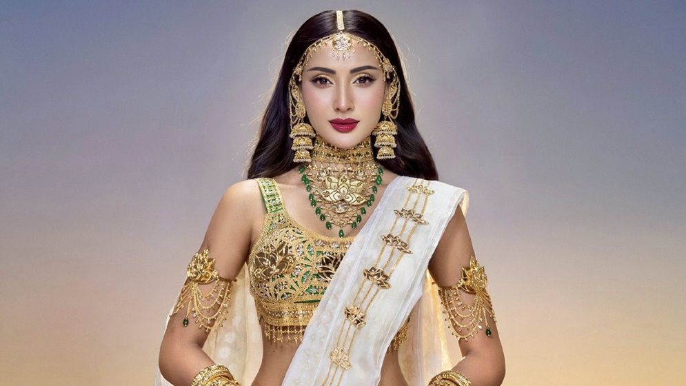 ‘মিস ইউনিভার্স’ মঞ্চে জামদানিতে মিথিলা