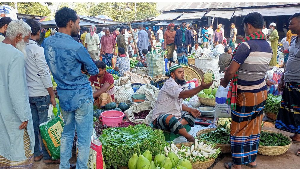 শীতেও সবজির দামে আগুন: নতুন আলু ১৪০, পেঁয়াজে নাভিশ্বাস