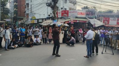 রাজশাহী-নাটোর মহাসড়ক অবরোধ করলেন রাবি শিক্ষার্থীরা