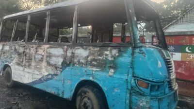 সিদ্ধিরগঞ্জে দাঁড়িয়ে থাকা মিনিবাসে আগুন