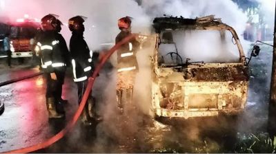 কিশোরগঞ্জ সিভিল সার্জন কার্যালয়ের সামনে অ্যাম্বুলেন্সে আগুন