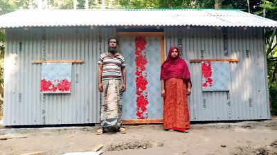 পাইকগাছায় প্রতিবন্ধী মোস্তফার পাশে ইউনিভার্সাল এমিটি ফাউন্ডেশন