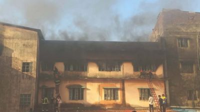 আড়াই ঘণ্টা পর নিয়ন্ত্রণে চট্টগ্রামের কম্বল গোডাউনের আগুন